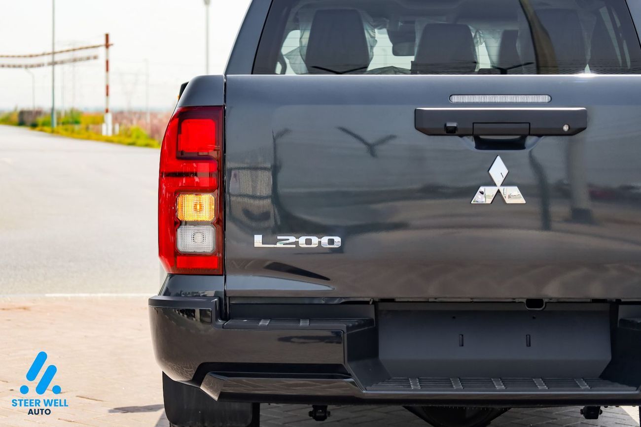 Mitsubishi L200 2.4 л 2027 г. Серый