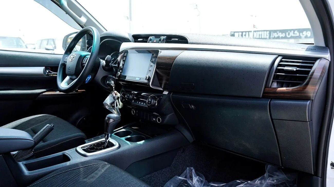 Toyota Hilux 2.5 л 2026 г. Белый