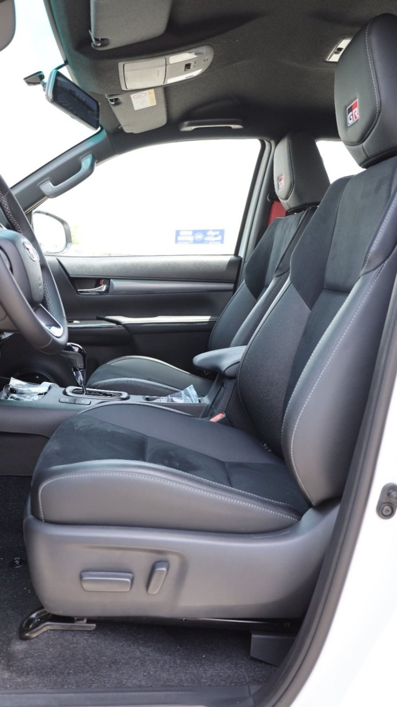 Toyota Hilux 4.0 л 2026 г. Белый, пробег 10 км