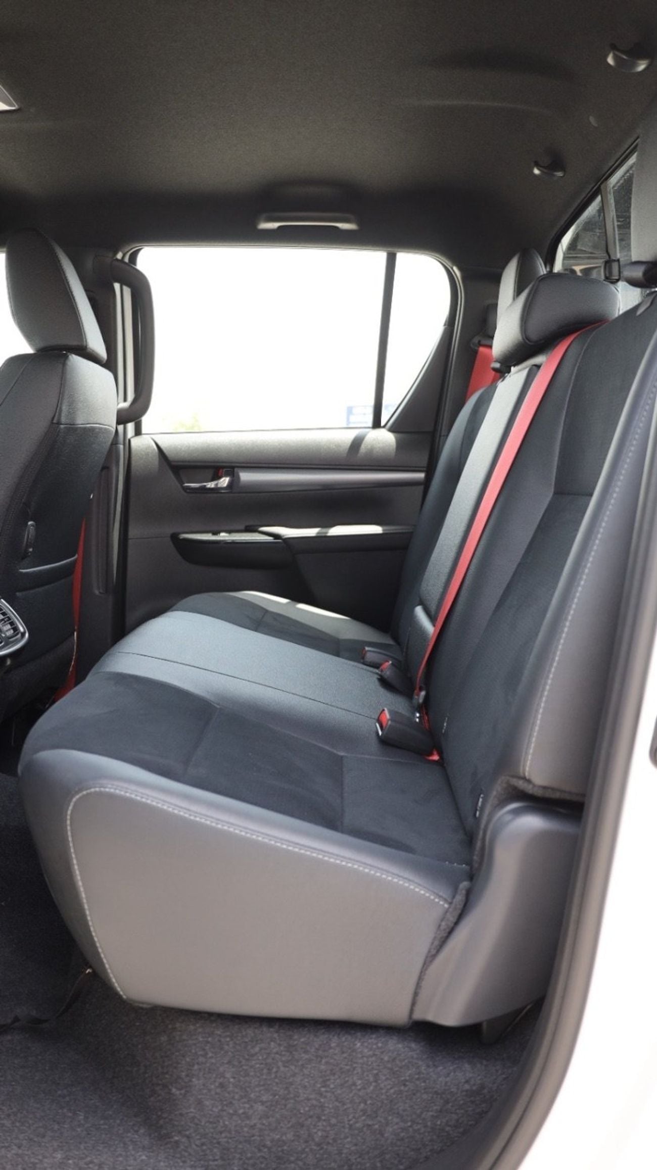 Toyota Hilux 4.0 л 2026 г. Белый, пробег 10 км
