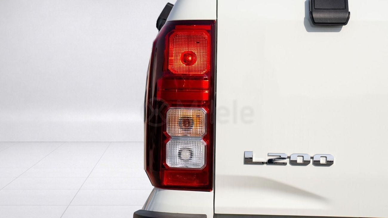 Mitsubishi L200 2.4 л 2027 г. Белый