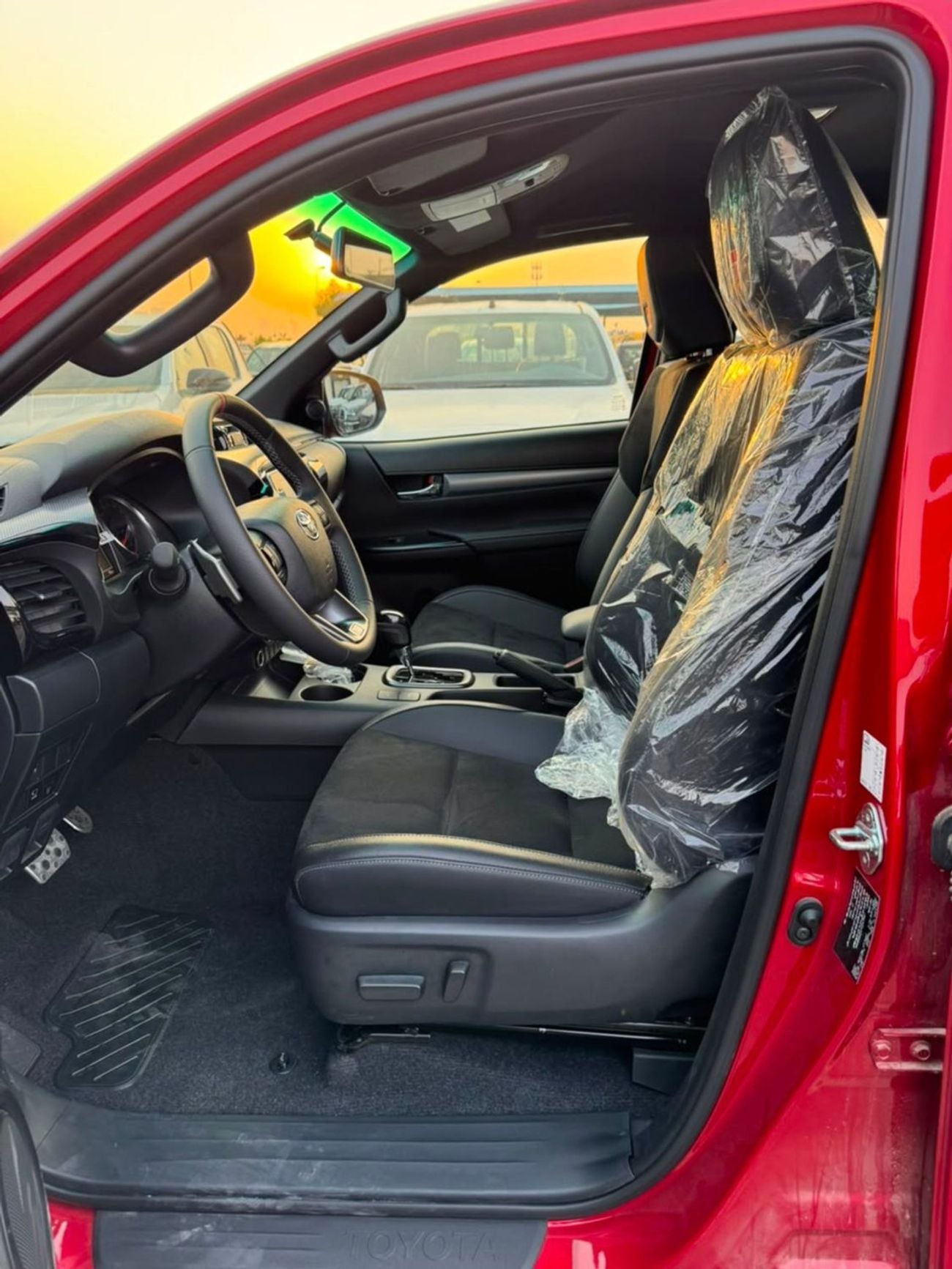 Toyota Hilux 2.8 л 2026 г. Красный
