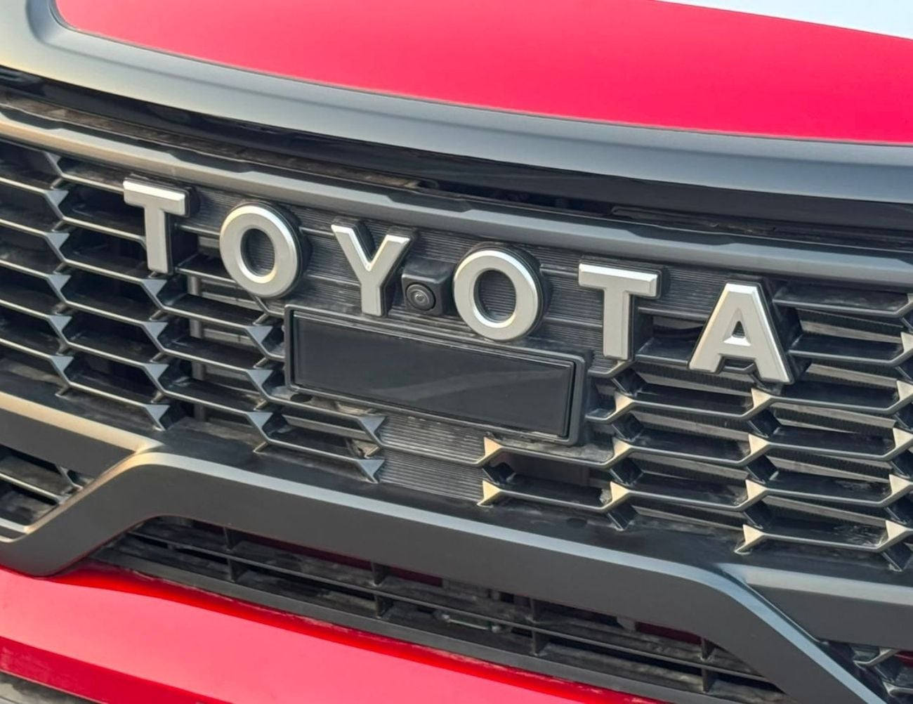 Toyota Hilux 2.8 л 2026 г. Красный