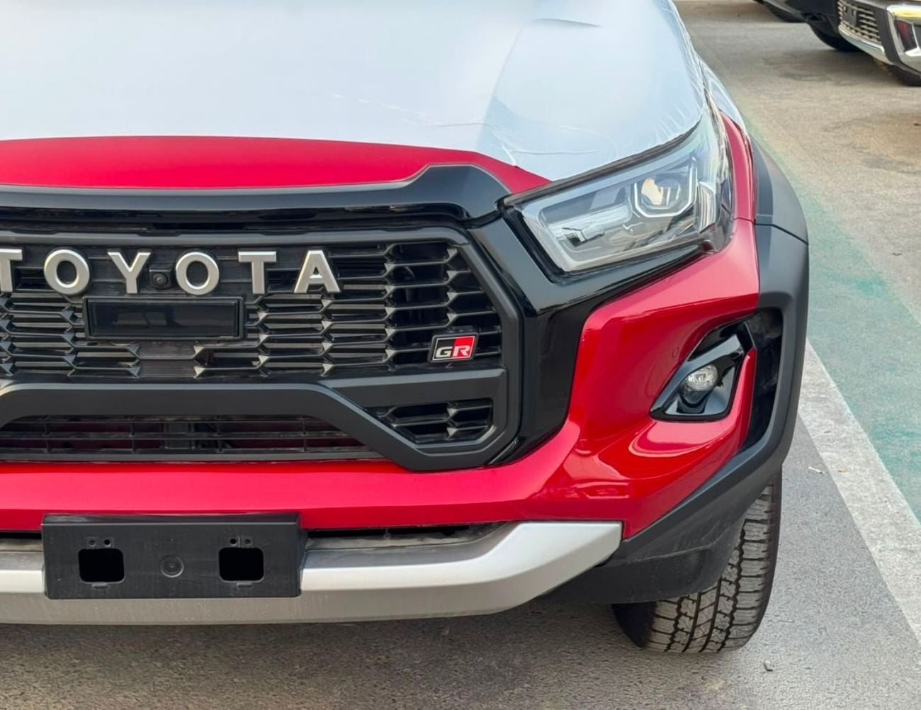 Toyota Hilux 2.8 л 2026 г. Красный