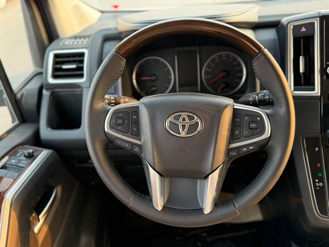 Toyota Granvia 3.5 л 2026 г. Чёрный