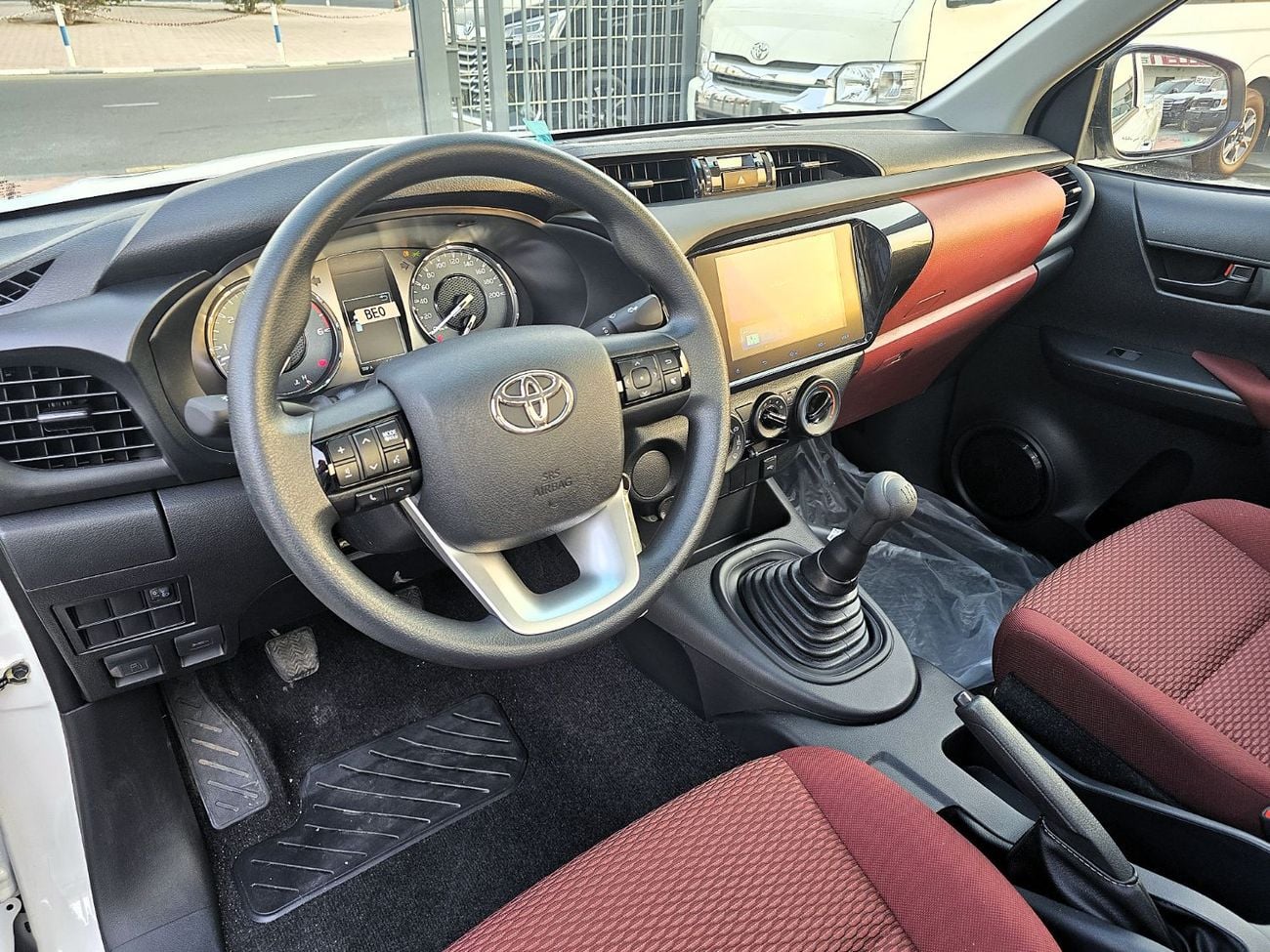 Toyota Hilux 2.4 л 2026 г. Белый