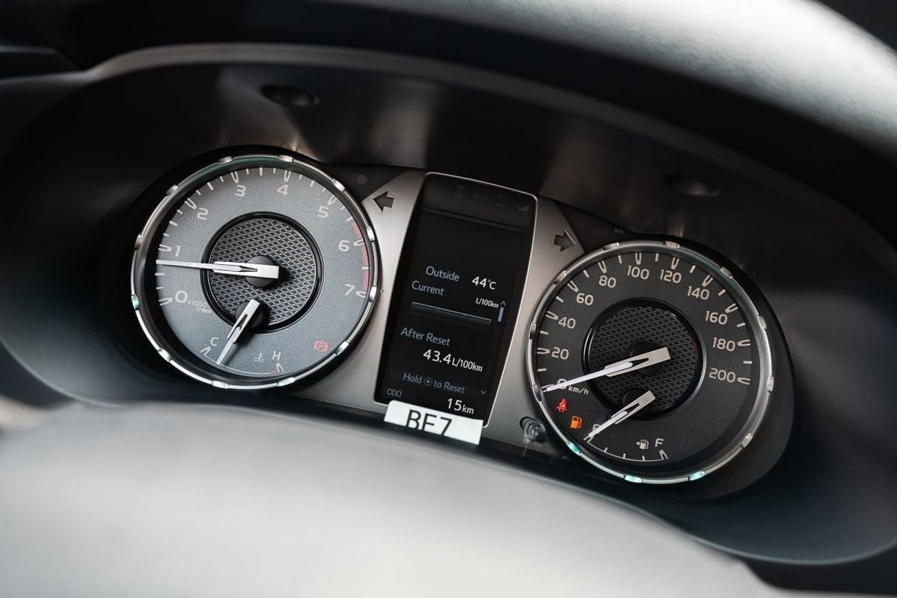 Toyota Hilux 2.7 л 2026 г. Белый