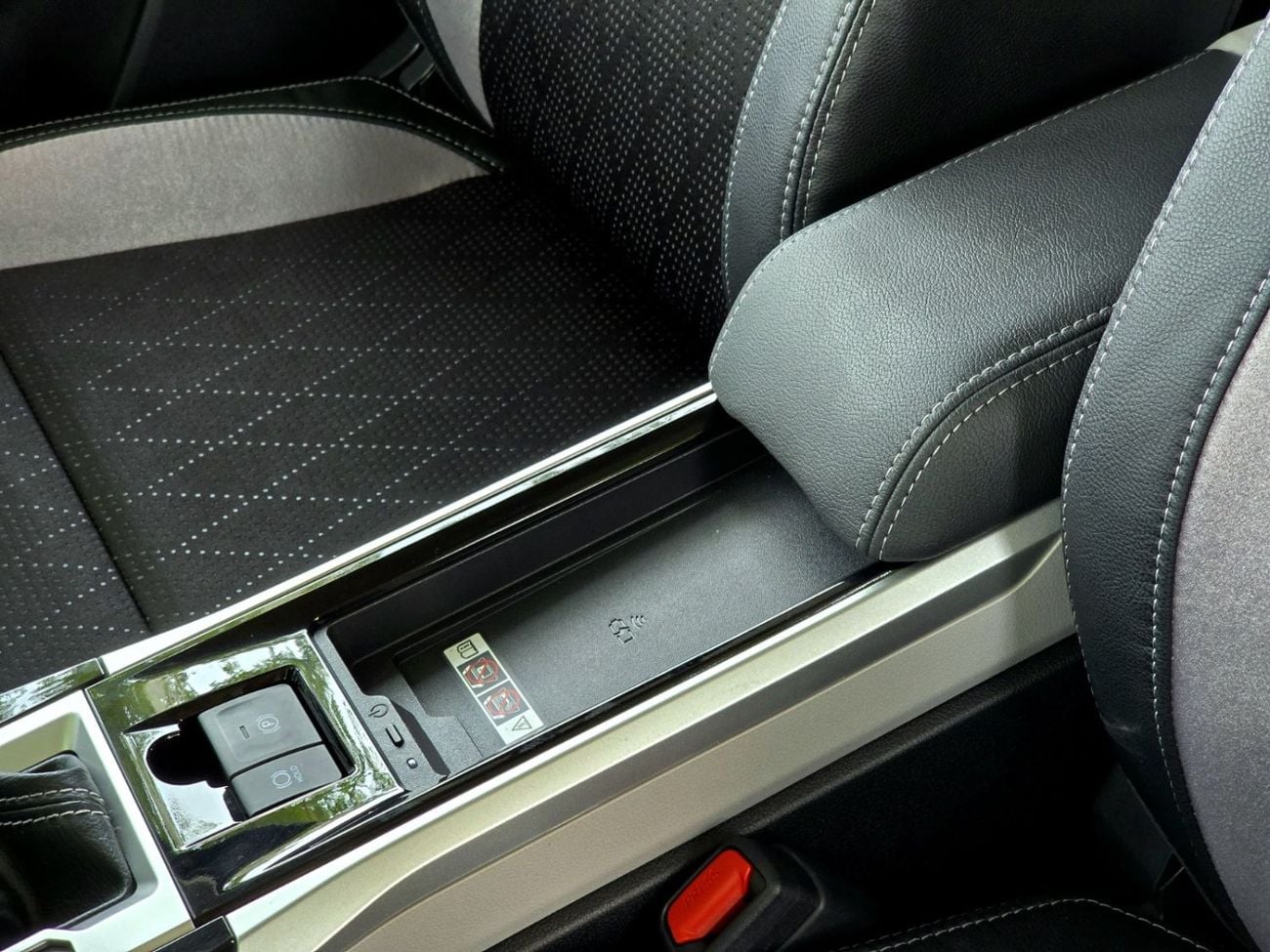 Toyota Veloz 1.5 л 2026 г. Чёрный