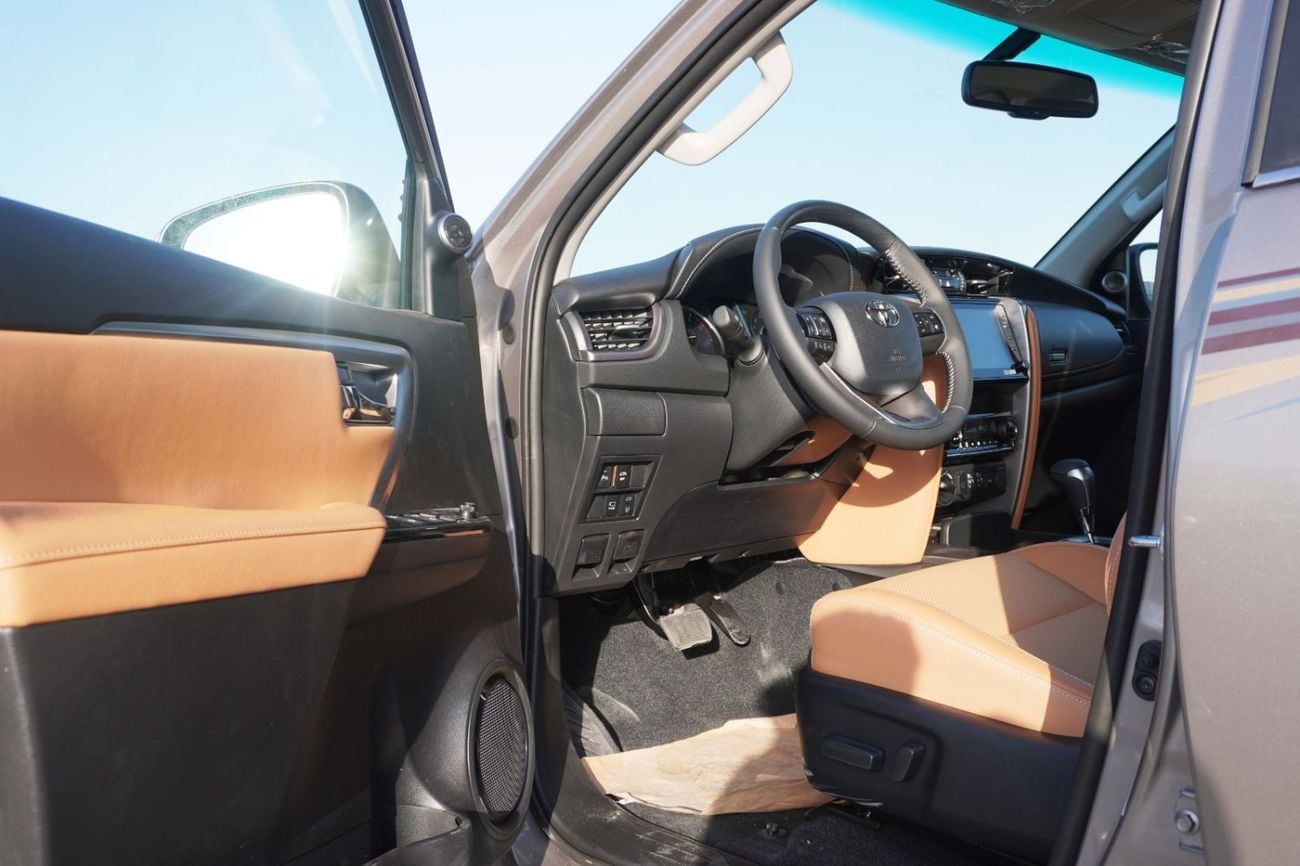 Toyota Fortuner 4.0 л 2026 г. Коричневый, пробег 3 км