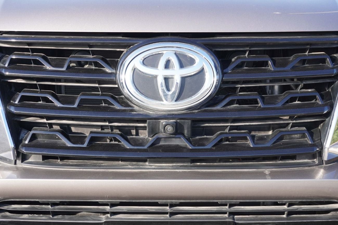Toyota Fortuner 4.0 л 2026 г. Коричневый, пробег 3 км