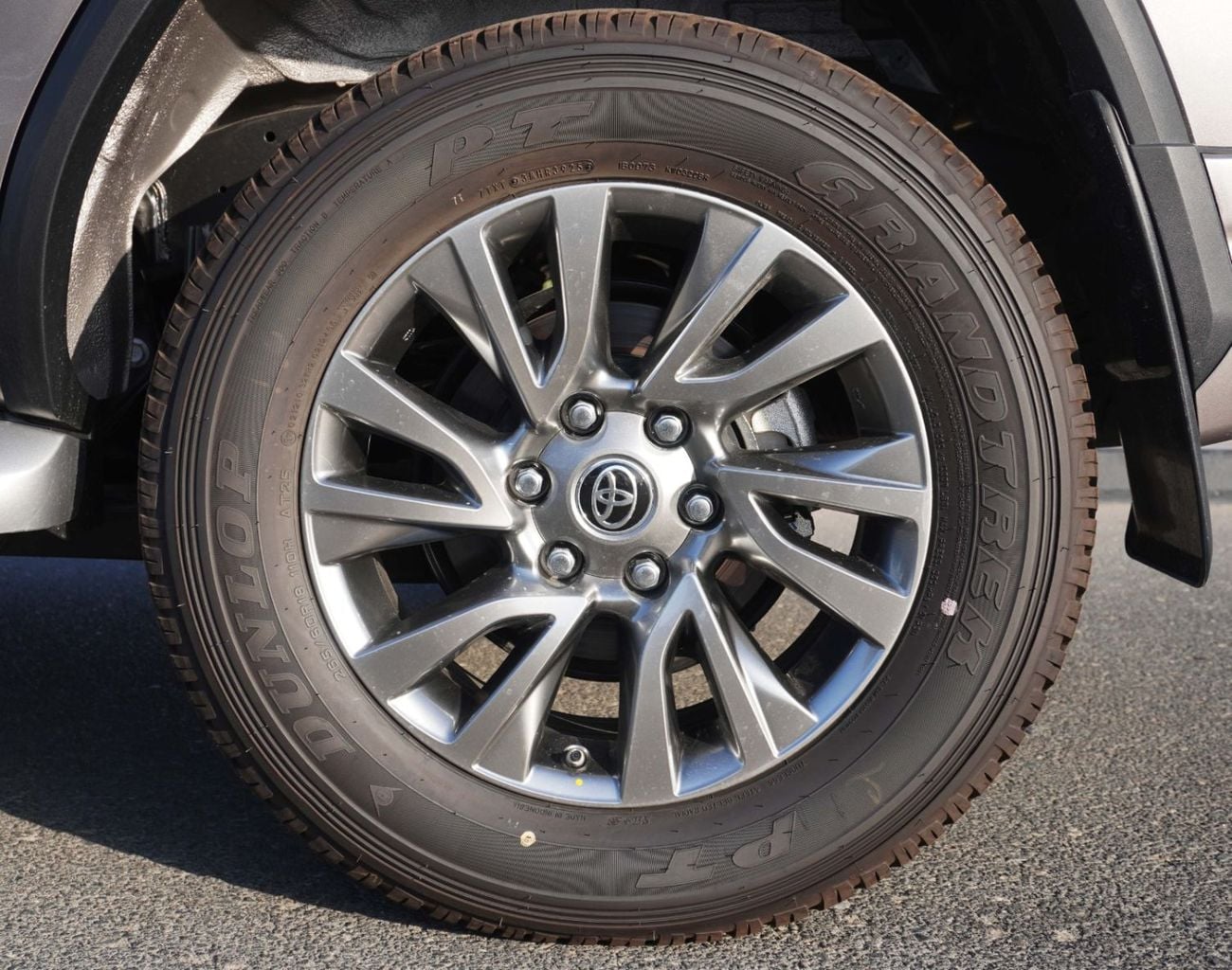 Toyota Fortuner 4.0 л 2026 г. Коричневый, пробег 3 км