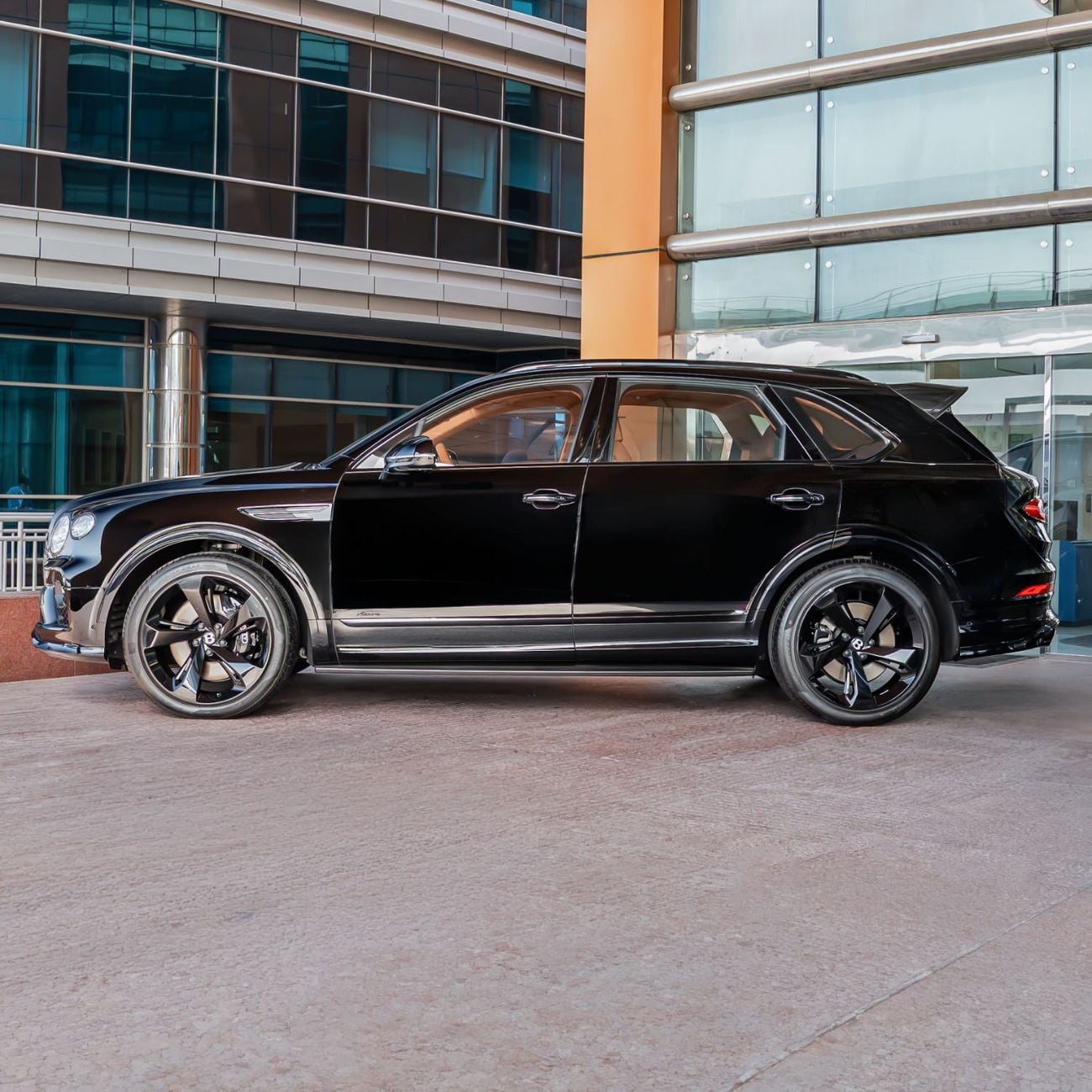Bentley Bentayga 4.0 л 2023 г. Чёрный, пробег 68 км