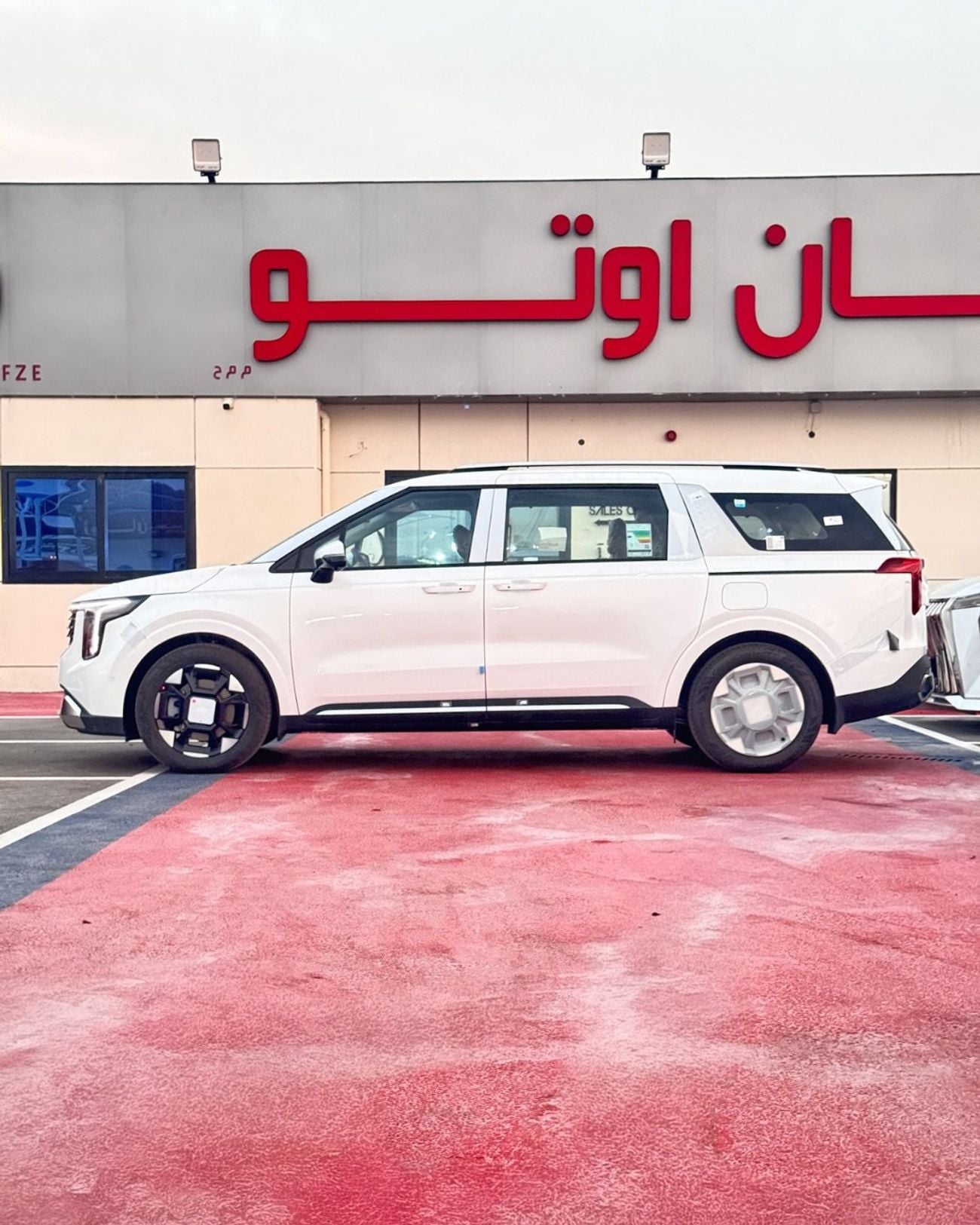 Kia Carnival 3.5 л 2027 г. Белый