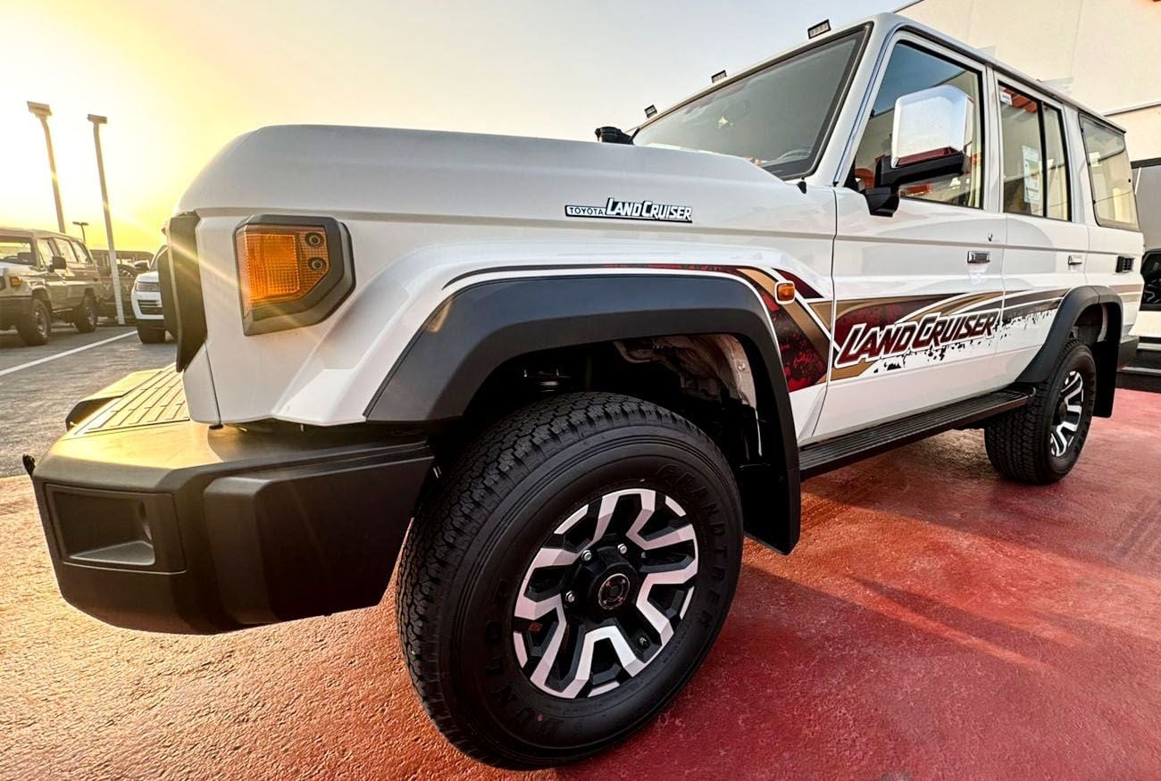 Toyota Land Cruiser 70 2.8 л 2026 г. Белый