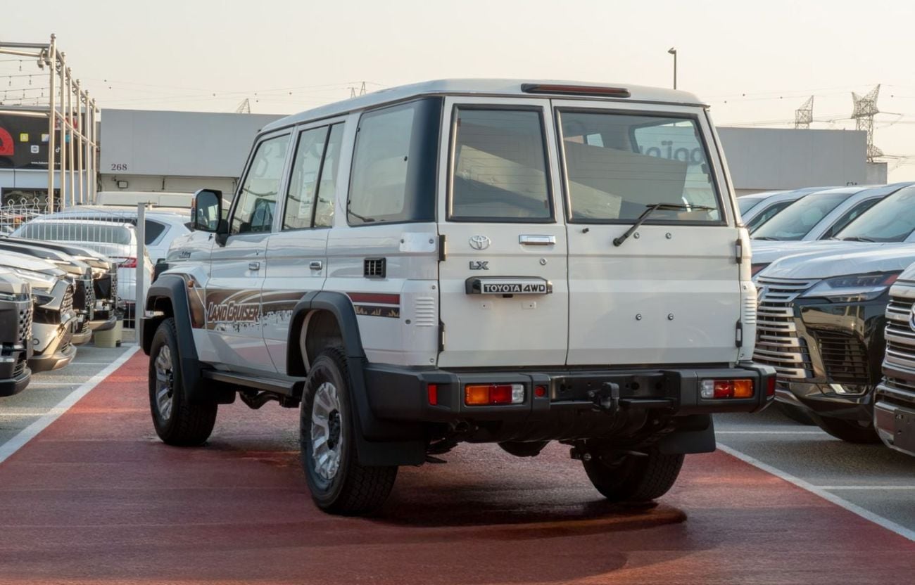 Toyota Land Cruiser 70 2.8 л 2026 г. Белый