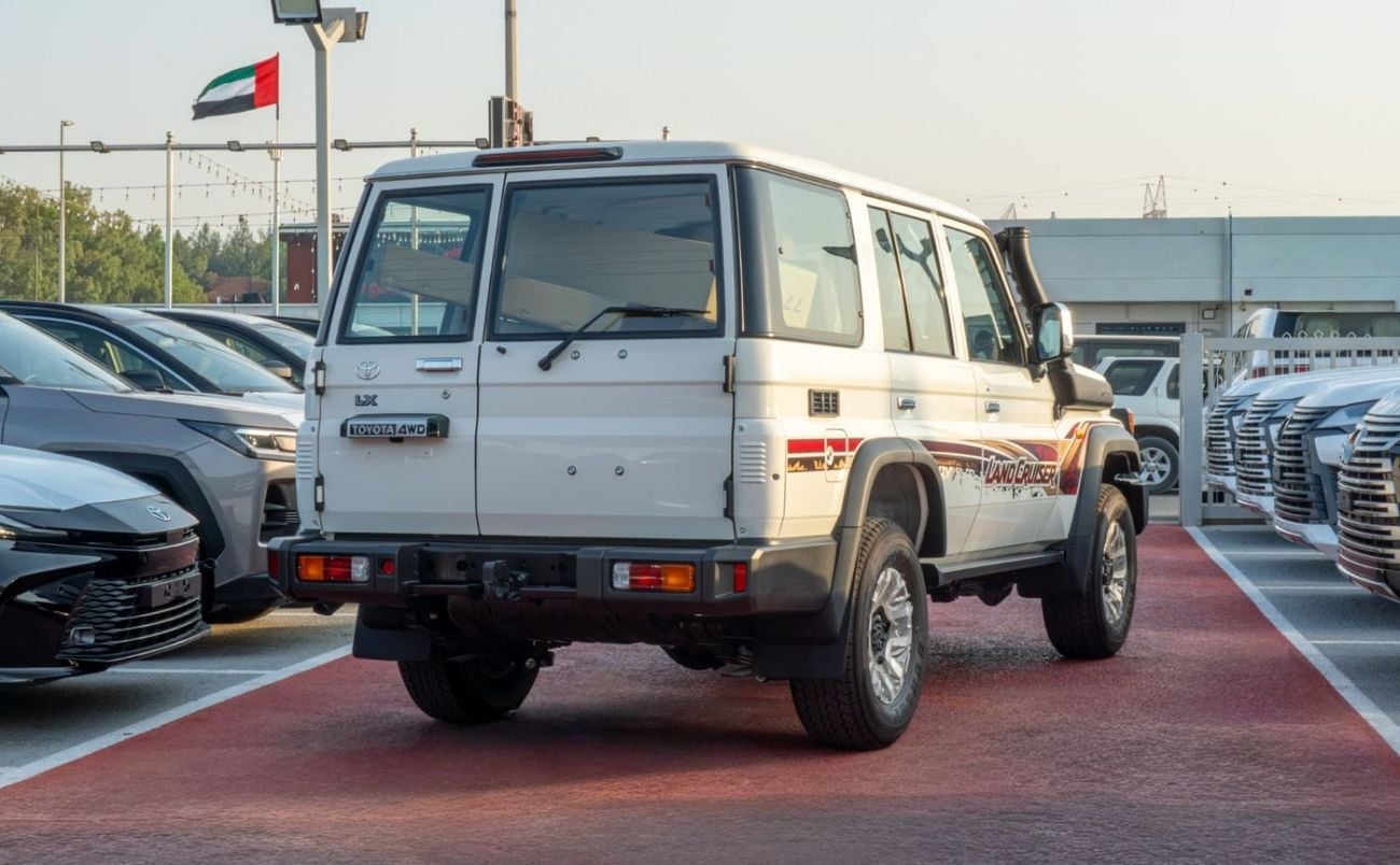 Toyota Land Cruiser 70 2.8 л 2026 г. Белый