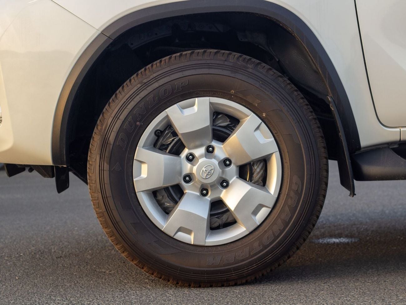 Toyota Fortuner 2.4 л 2026 г. Белый