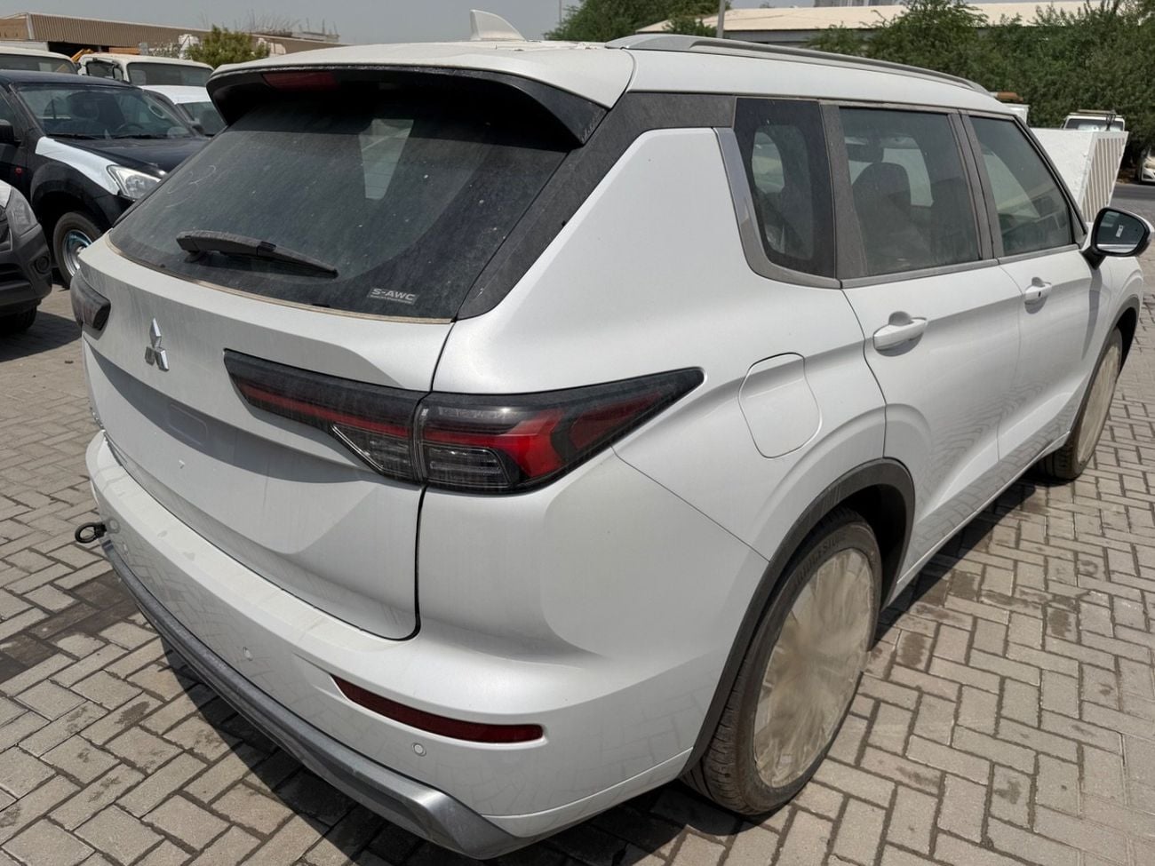 Mitsubishi Outlander 2.5 л 2026 г. Белый, пробег 1 км
