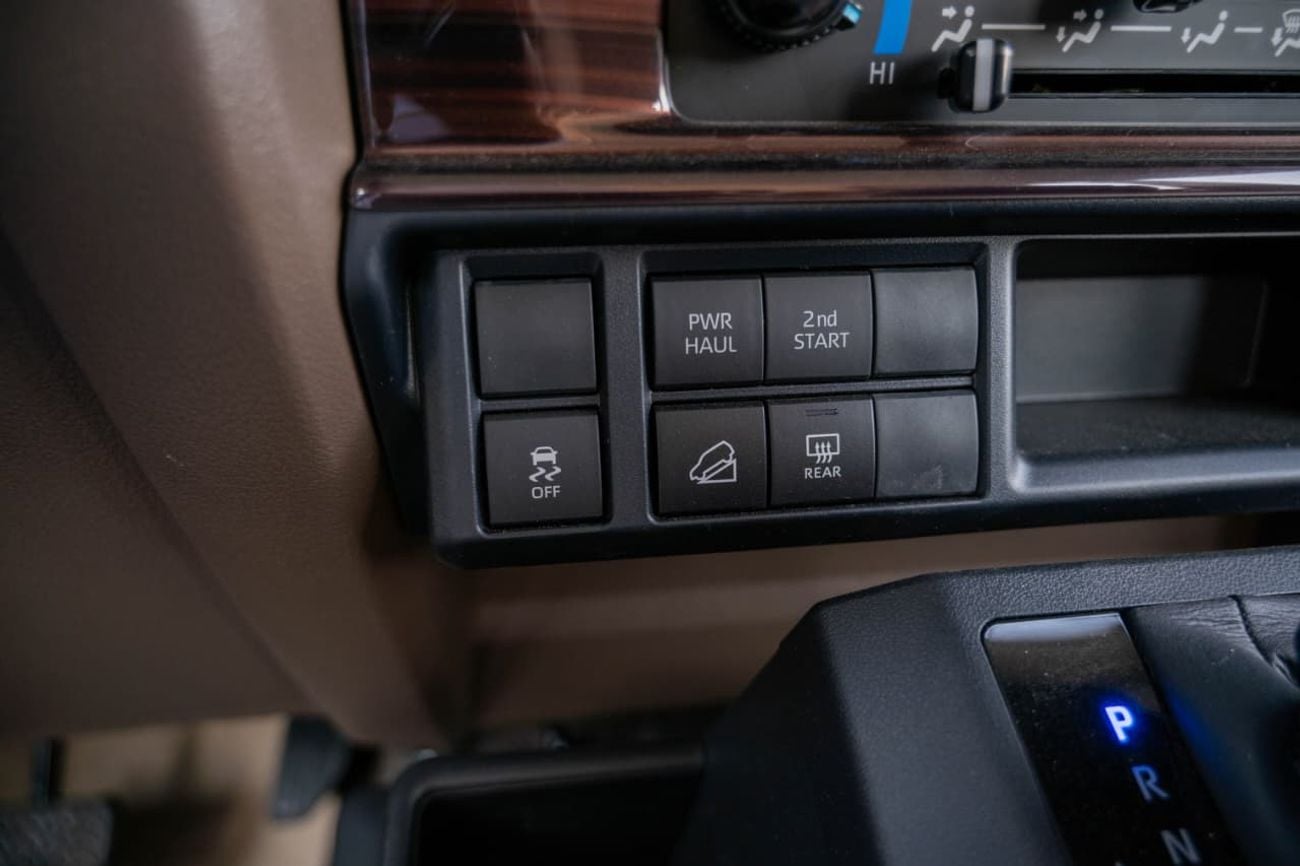 Toyota Land Cruiser 70 4.0 л 2026 г. Бежевый