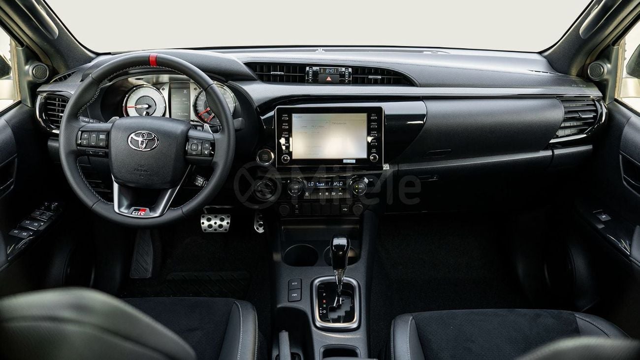 Toyota Hilux 2.8 л 2026 г. Белый