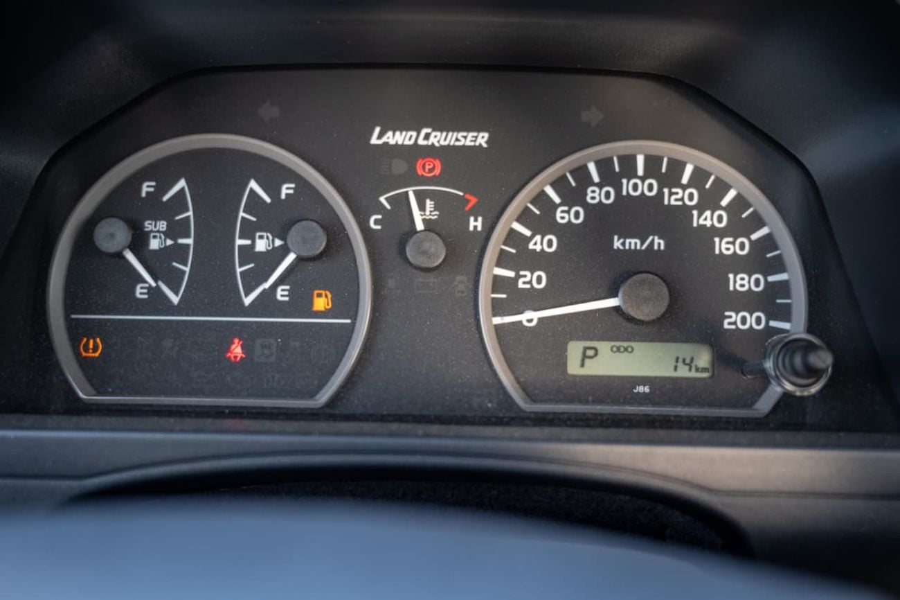 Toyota Land Cruiser Pickup 70 4.0 л 2026 г. Бежевый