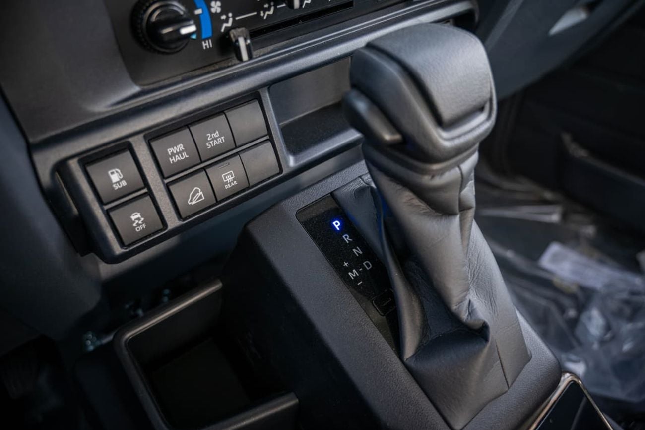 Toyota Land Cruiser 70 2.8 л 2026 г. Белый