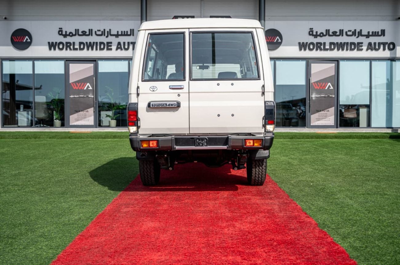 Toyota Land Cruiser 70 2.8 л 2026 г. Белый