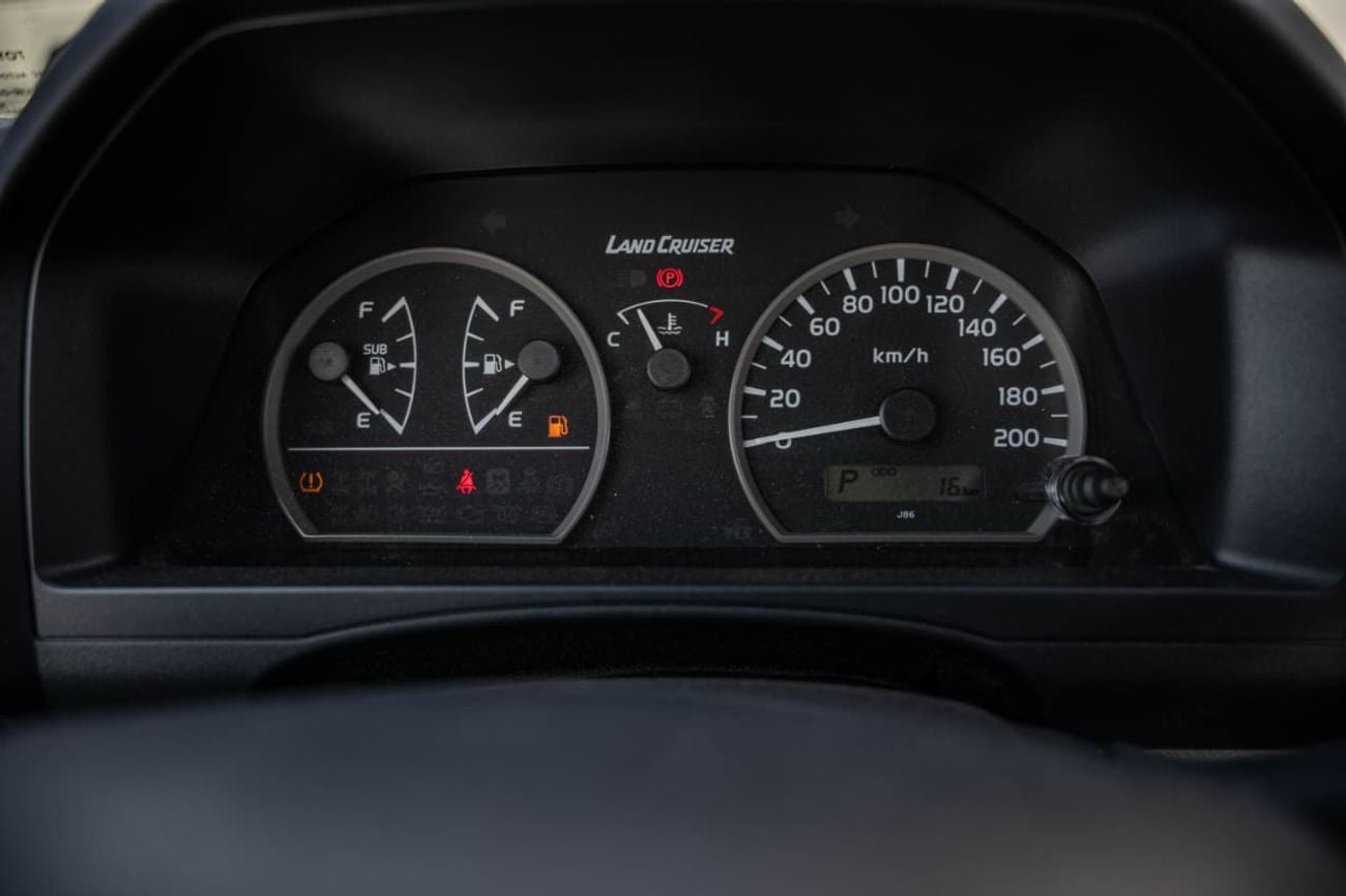 Toyota Land Cruiser 70 2.8 л 2026 г. Белый