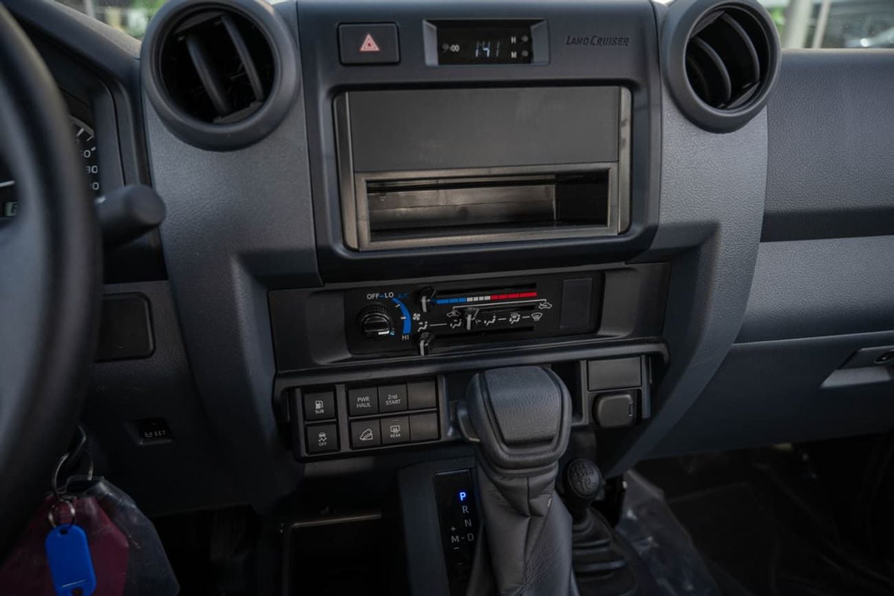 Toyota Land Cruiser 70 2.8 л 2026 г. Белый