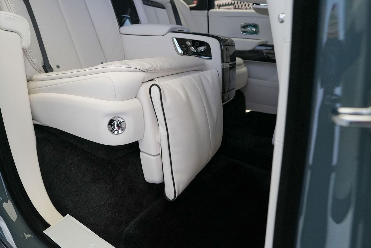 Rolls Royce Cullinan 6.8 л 2026 г. Серый