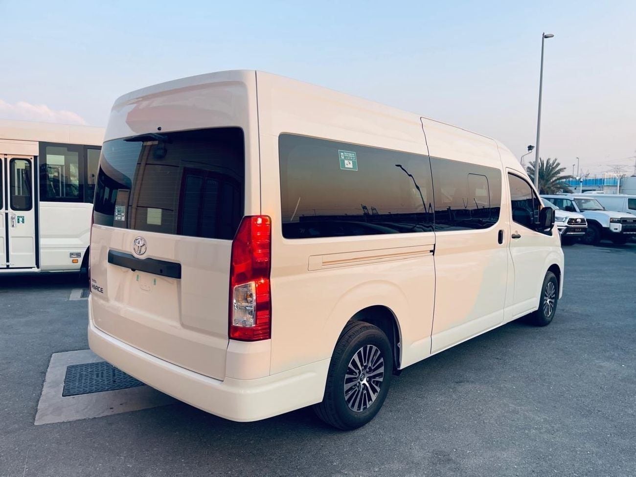 Toyota Hiace 2.8 л 2026 г. Белый