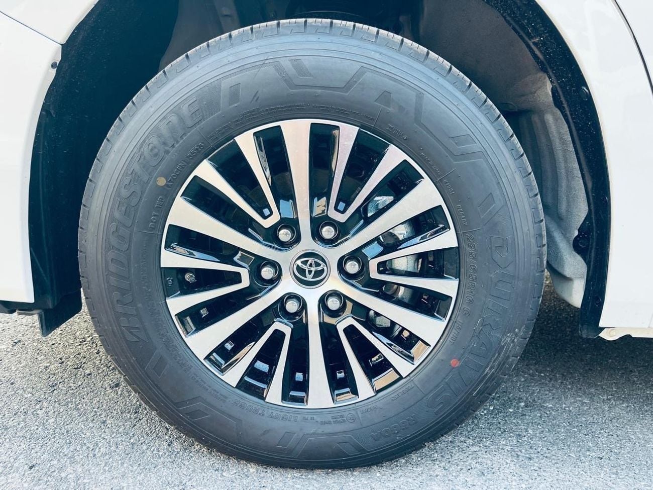 Toyota Hiace 2.8 л 2026 г. Белый