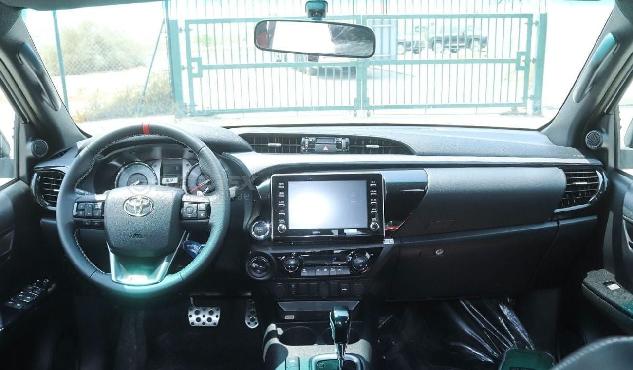 Toyota Hilux 2.8 л 2026 г. Белый