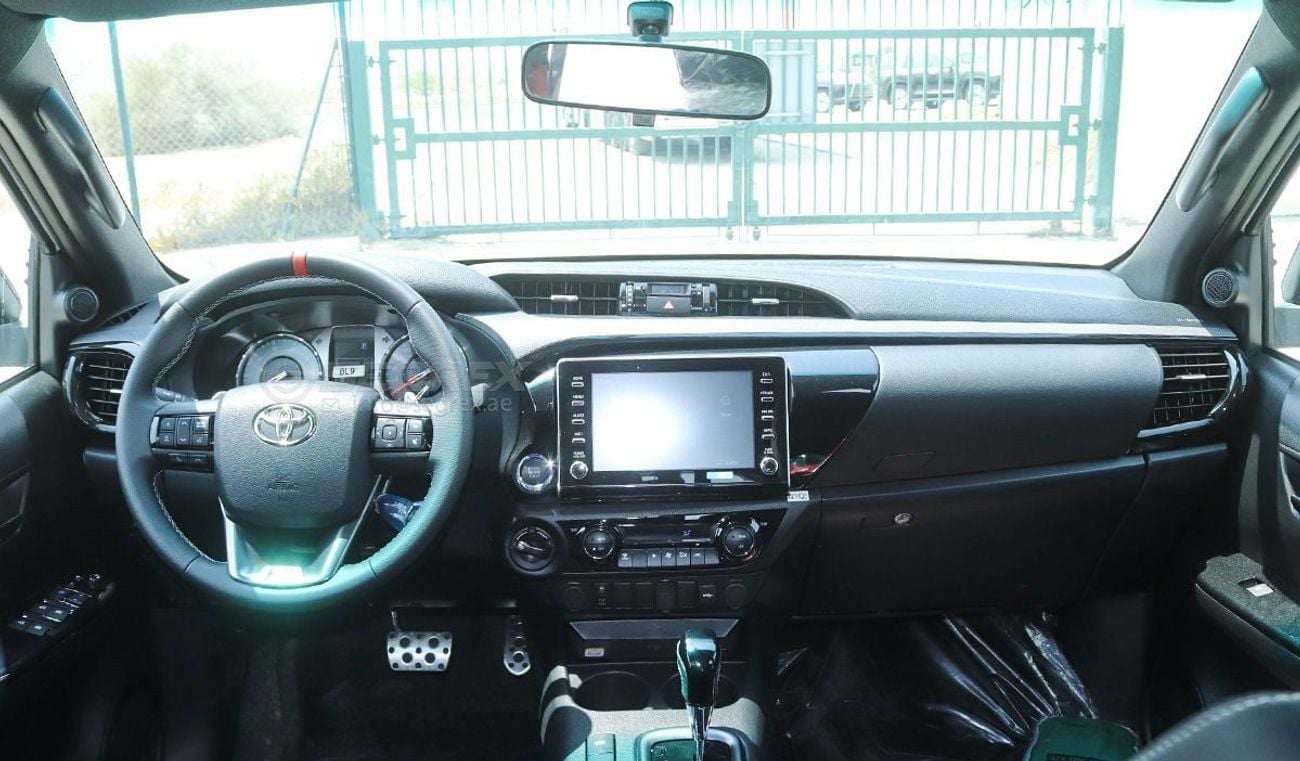 Toyota Hilux 2.8 л 2026 г. Белый