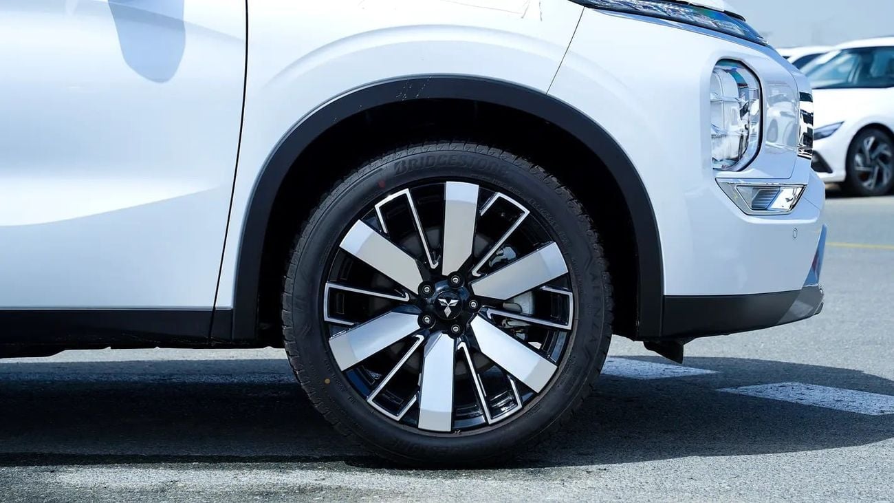 Mitsubishi Outlander 2.5 л 2026 г. Белый