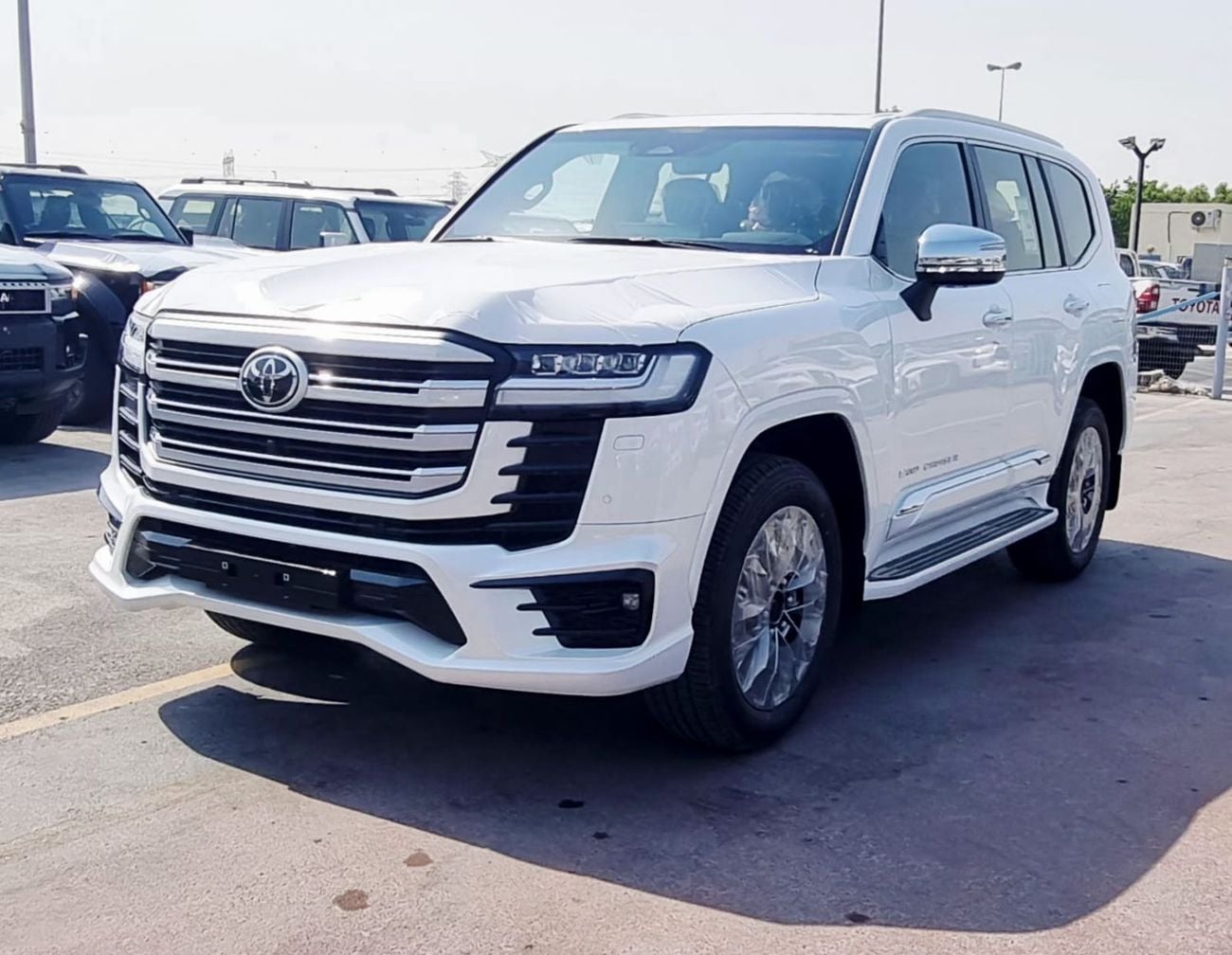 Toyota Land Cruiser 3.3 л 2026 г. Белый