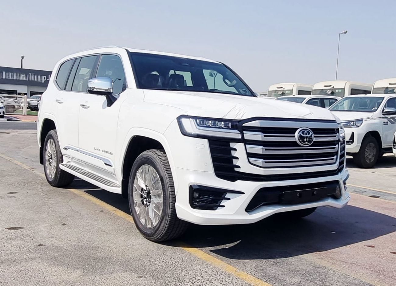 Toyota Land Cruiser 3.3 л 2026 г. Белый