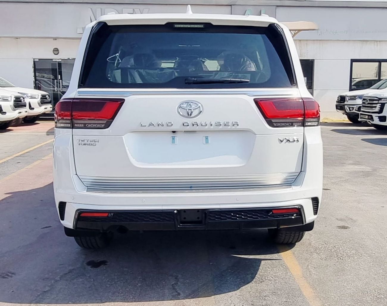 Toyota Land Cruiser 3.3 л 2026 г. Белый