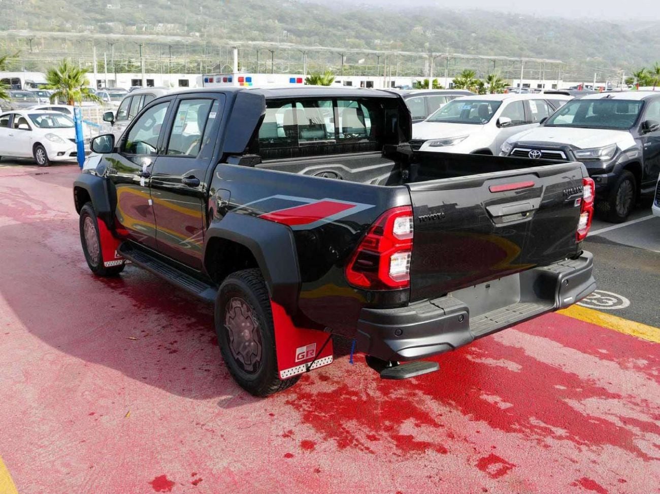 Toyota Hilux 2.8 л 2026 г. Чёрный, пробег 10 км