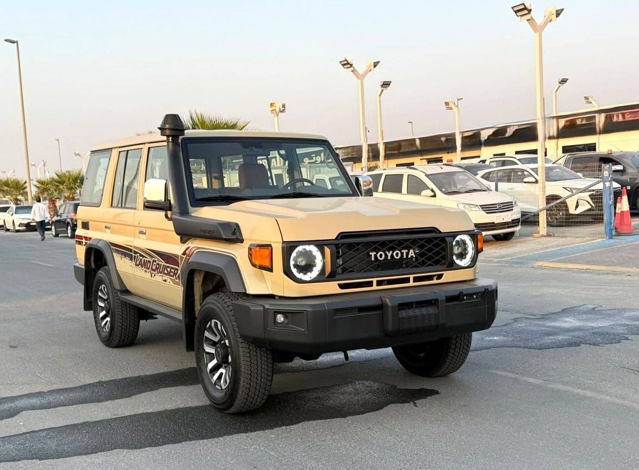 Toyota Land Cruiser 70 2.8 л 2026 г. Бежевый