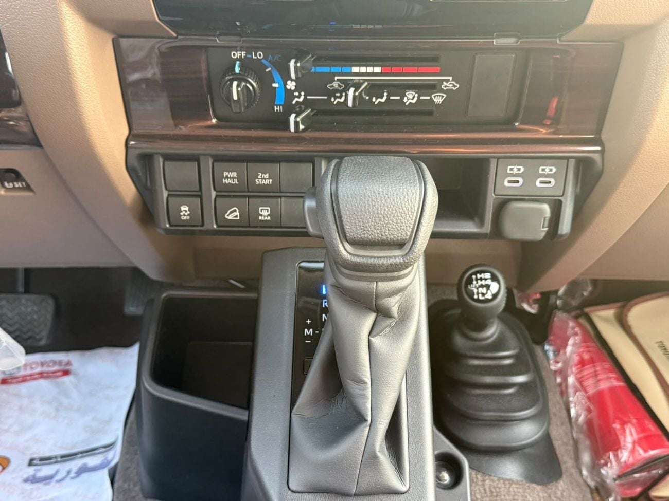 Toyota Land Cruiser 70 2.8 л 2026 г. Бежевый