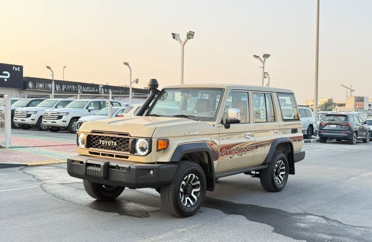 Toyota Land Cruiser 70 2.8 л 2026 г. Бежевый