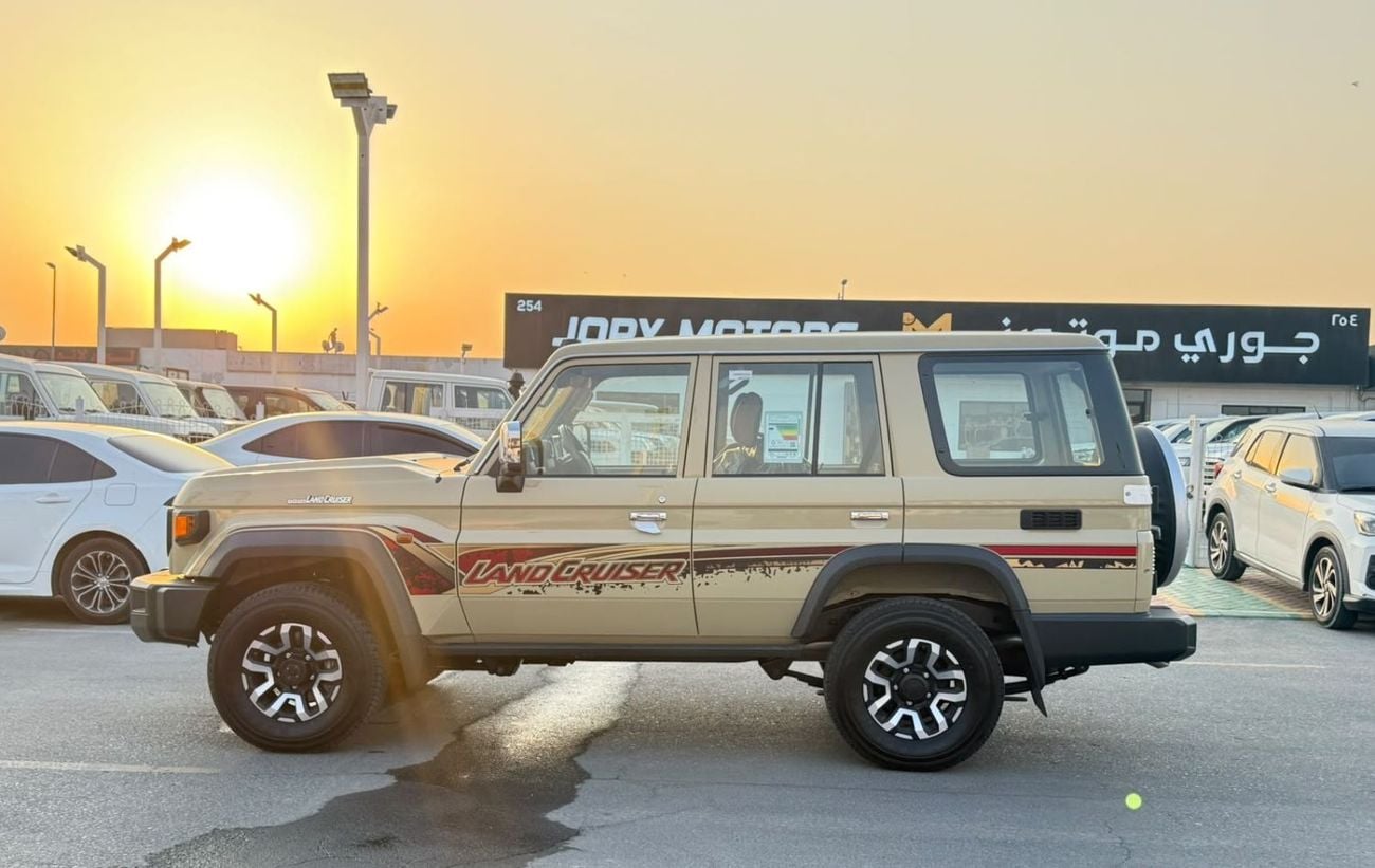 Toyota Land Cruiser 70 2.8 л 2026 г. Бежевый