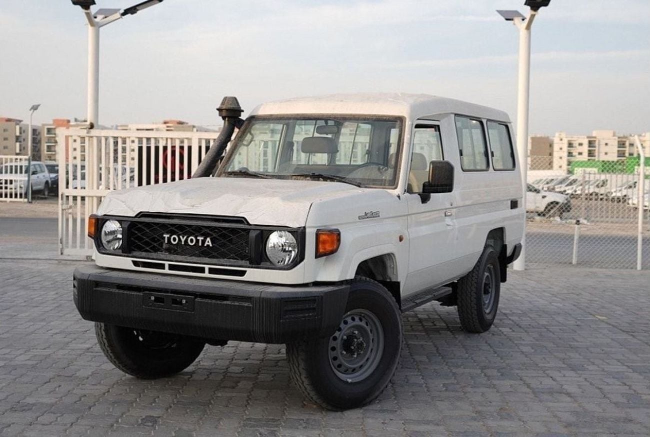 Toyota Land Cruiser 70 4.2 л 2026 г. Белый
