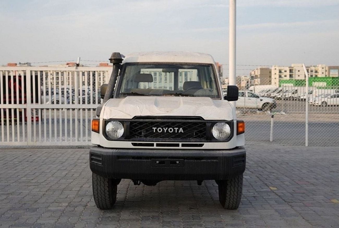 Toyota Land Cruiser 70 4.2 л 2026 г. Белый