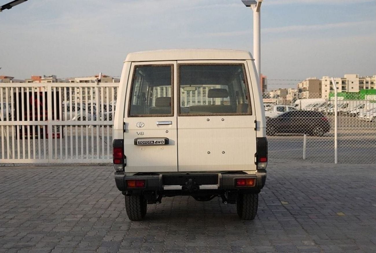 Toyota Land Cruiser 70 4.2 л 2026 г. Белый