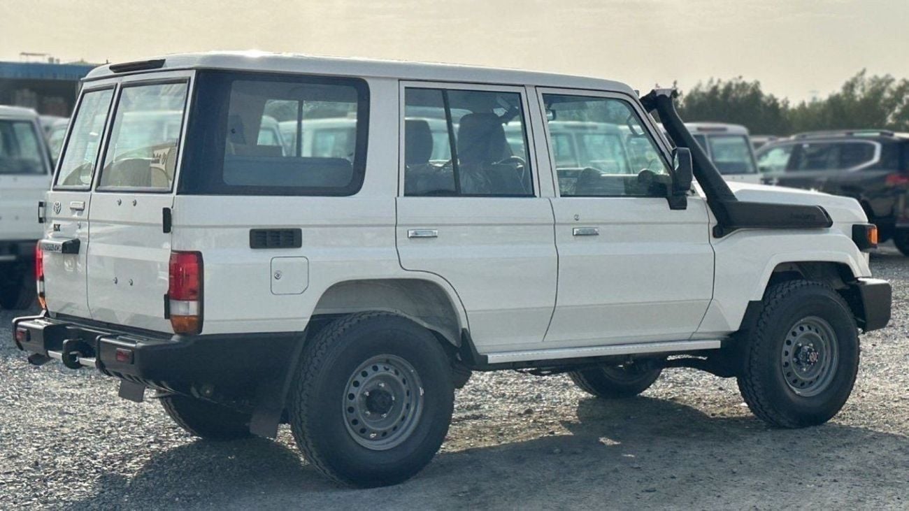 Toyota Land Cruiser 70 4.2 л 2026 г. Белый