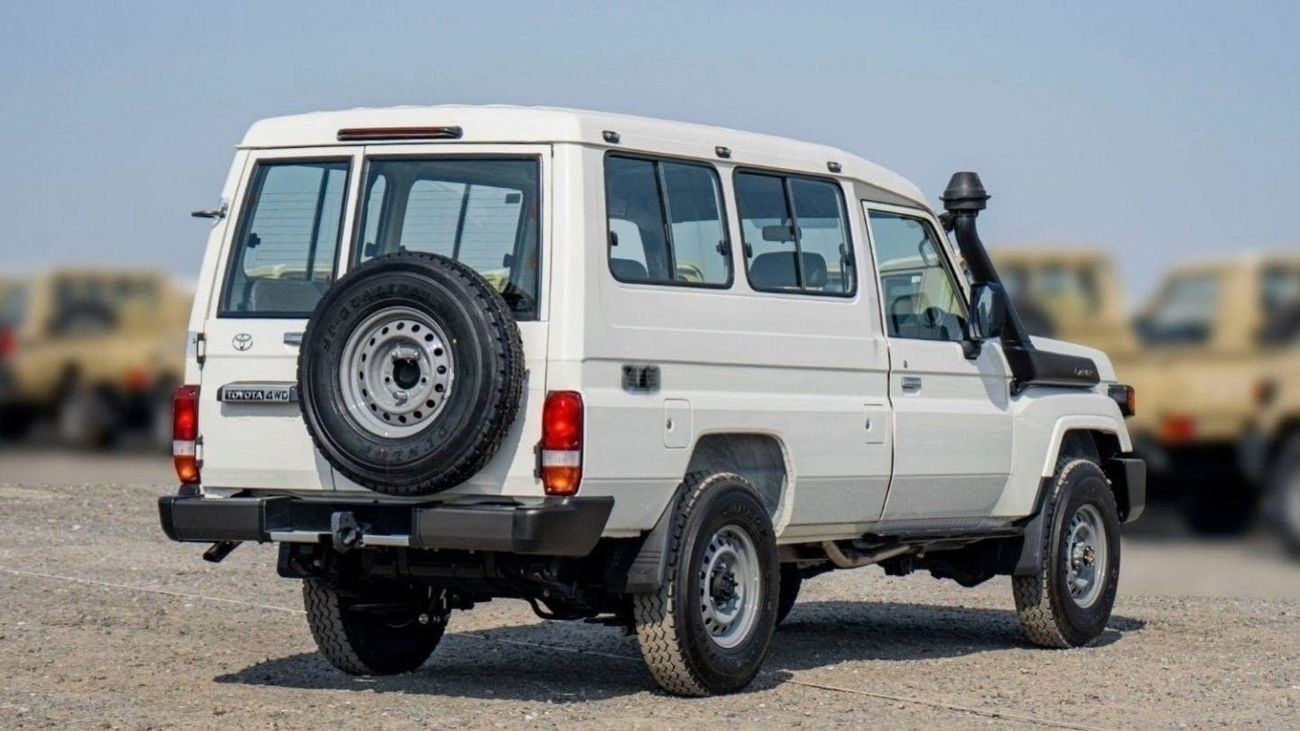 Toyota Land Cruiser 70 4.2 л 2026 г. Белый