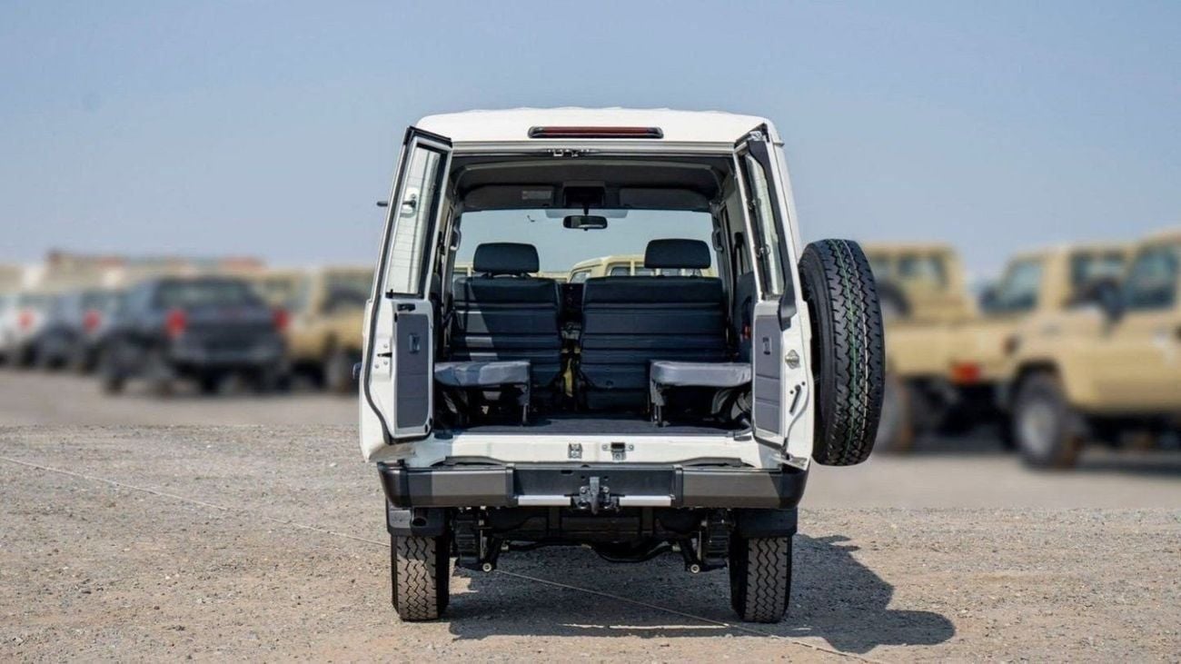 Toyota Land Cruiser 70 4.2 л 2026 г. Белый