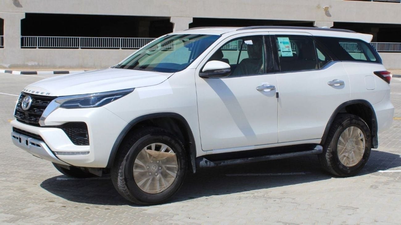Toyota Fortuner 2.4 л 2024 г. Белый